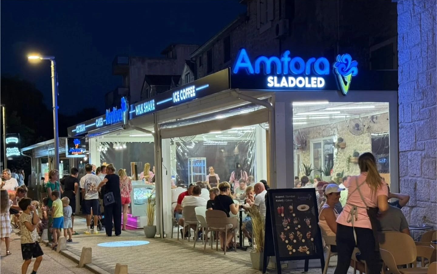 Illuminated 3D signs of the Amfora ice cream parlour at night