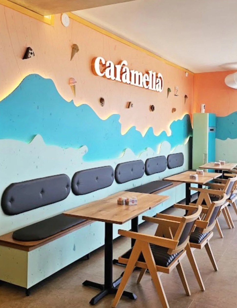Interior and wall with 3D logo for the Caramella ice cream parlour