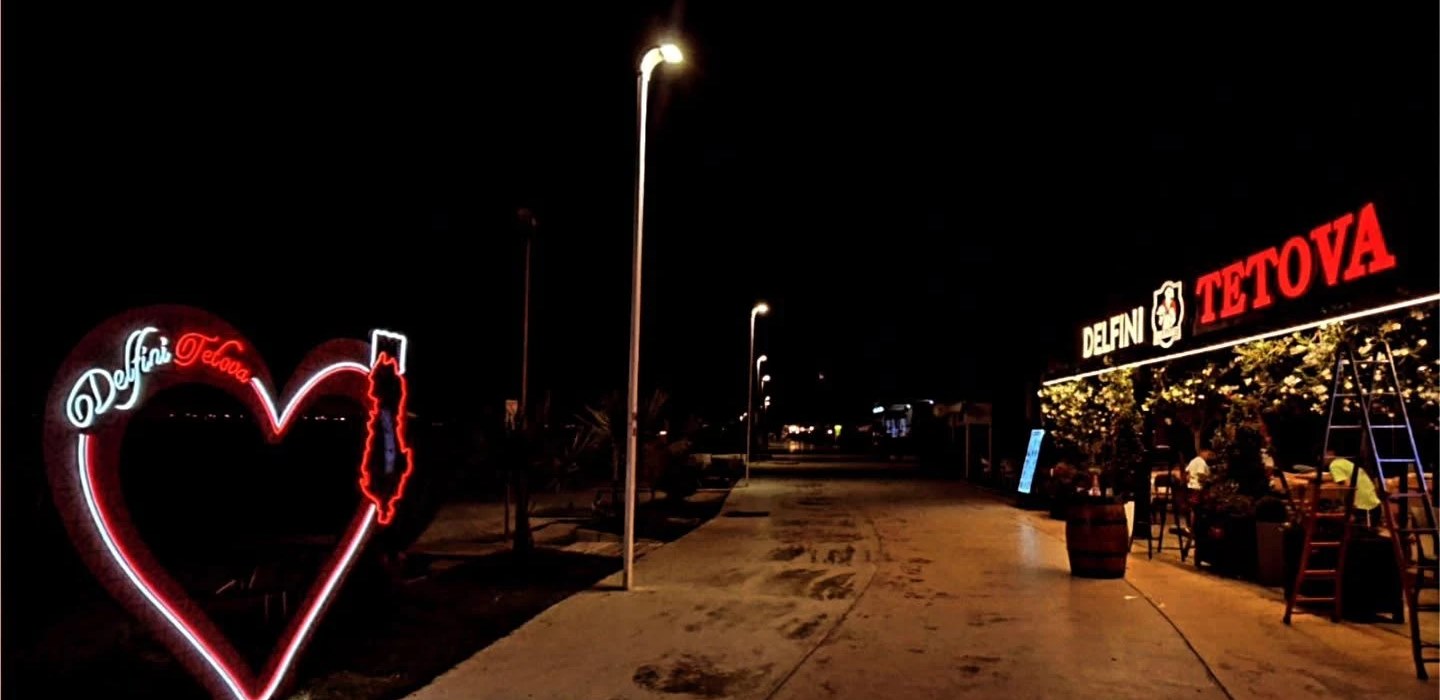 Neon heart and 3D lettering for the Delfini Tetova restaurant at night